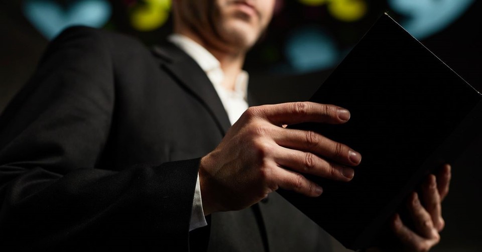 7 Ways to Respond Biblically When a Trusted Believer Falls