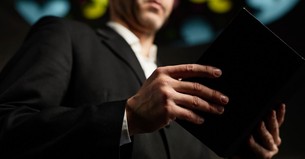 7 Ways to Respond Biblically When a Trusted Believer Falls